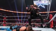 WWE में स्टील चेयर से एजे स्टाइल्स का बुरा हाल करते हुए ऐज